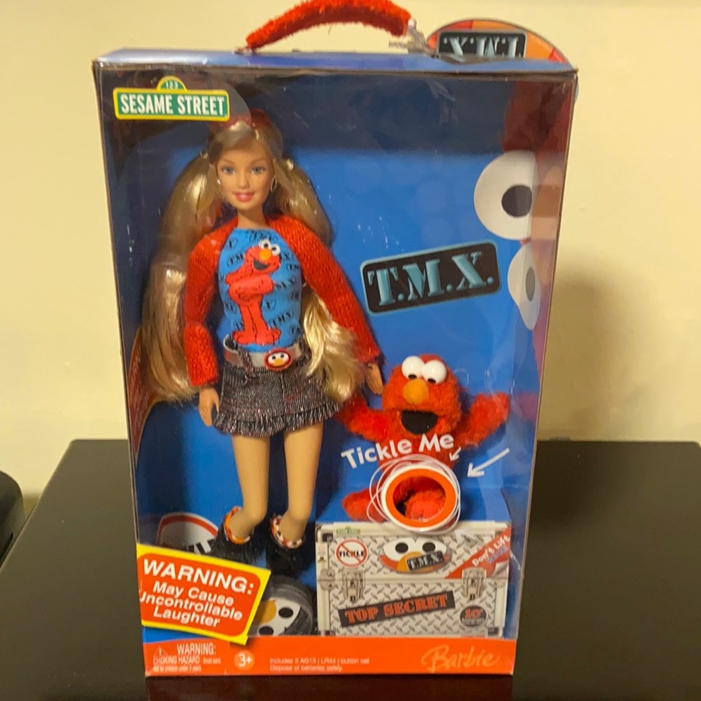 NIB Barbie & Tickle Me Elmo Elmo laughs